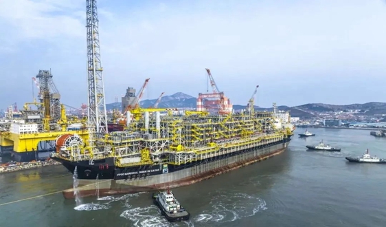 山东港口烟台港助力超大型“海上石油加工厂”起航海外